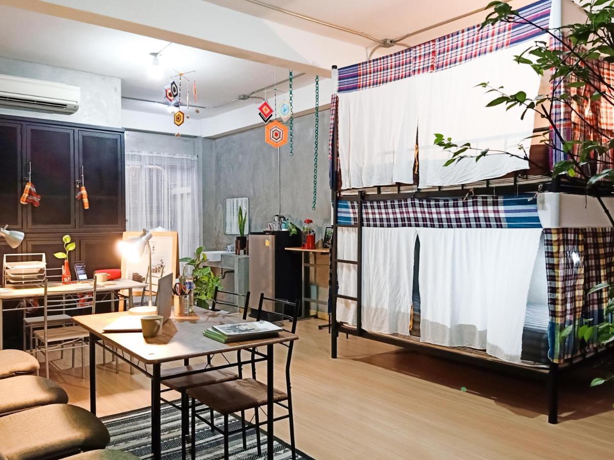 Five Stars Ratchada 19 Vandrarhem Bangkok Exteriör bild