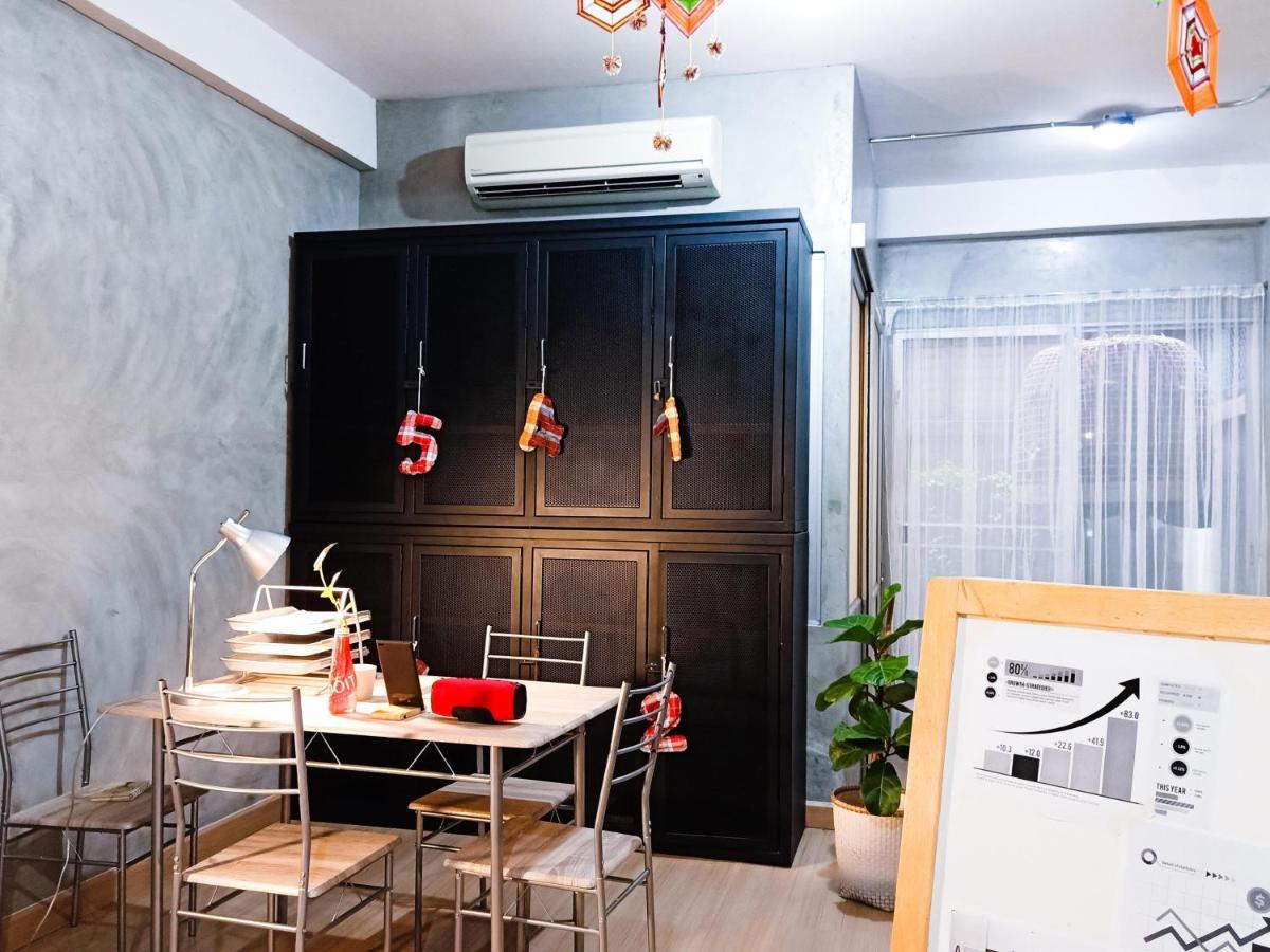 Five Stars Ratchada 19 Vandrarhem Bangkok Exteriör bild