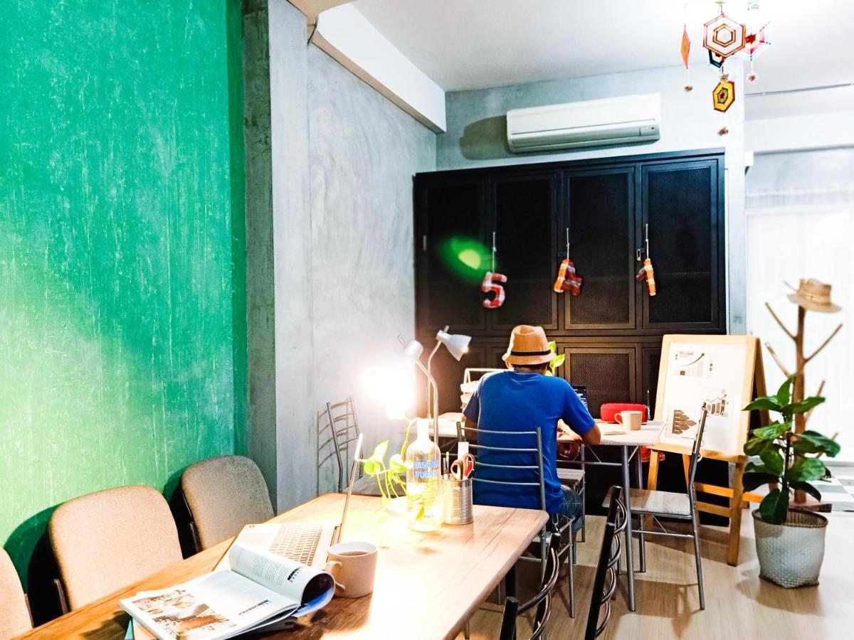 Five Stars Ratchada 19 Vandrarhem Bangkok Exteriör bild